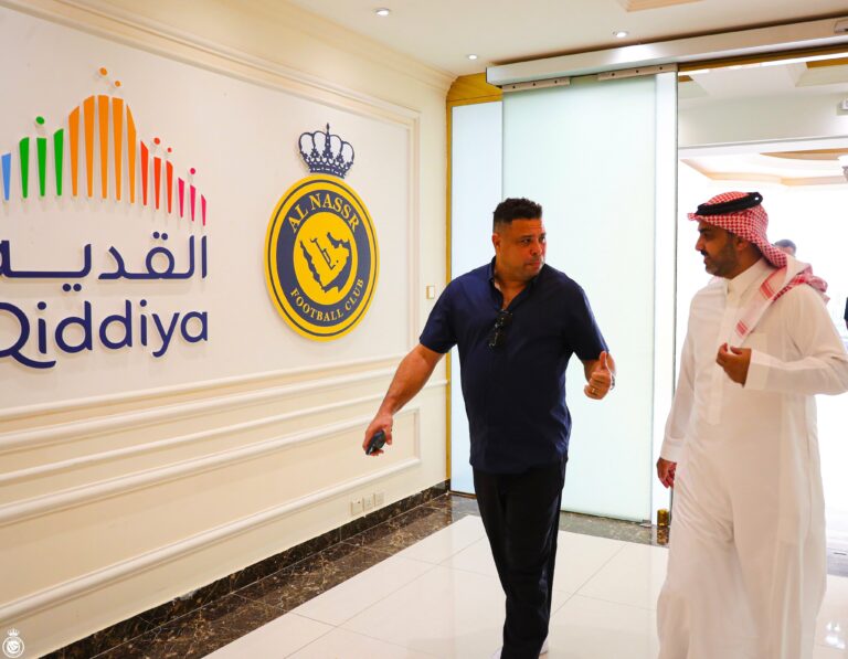 بالصور: رونالدو البرازيلي يزور النصر والكشف عن السبب