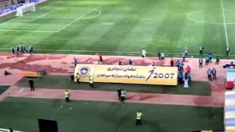 شاهد.. جماهير سباهان الإيراني تتضامن مع الاتحاد مطالبةً بإبعاد السياسة عن الرياضة وإزالة التماثيل سليماني من الملعب