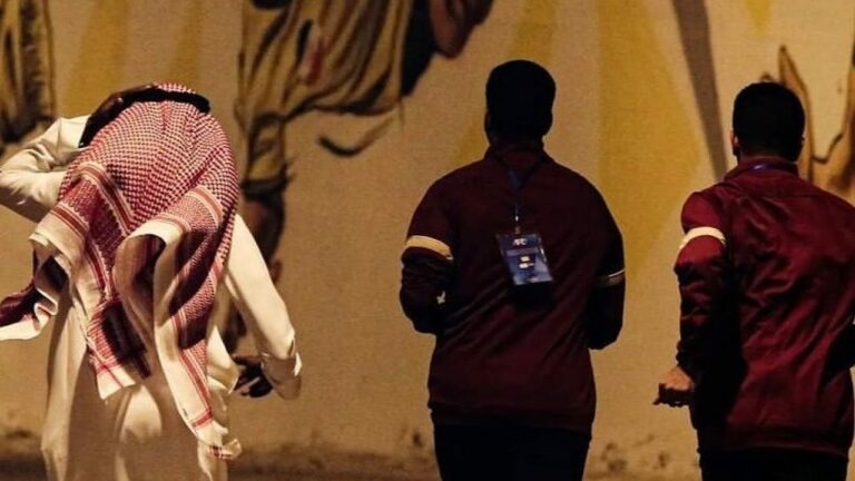جماهير سباهان تقوم بقذف باص بعثة الإتحاد.. وأفراد البعثة يركضون نحو الباص هرباً من الشغب -فيديو