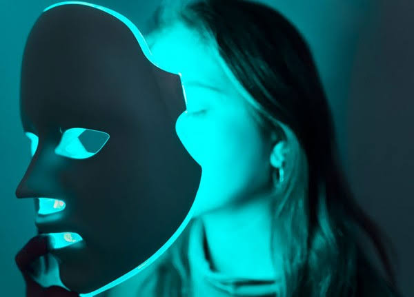 شاهد أخصائية تجميل توضح فوائد ومخاطر أقنعة العلاج الضوئي