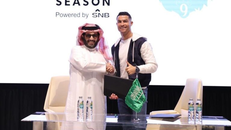 بالصور والفيديو: تركي آل الشيخ يوقع عقد رعاية بين شركة رونالدو للمياه وموسم الرياض