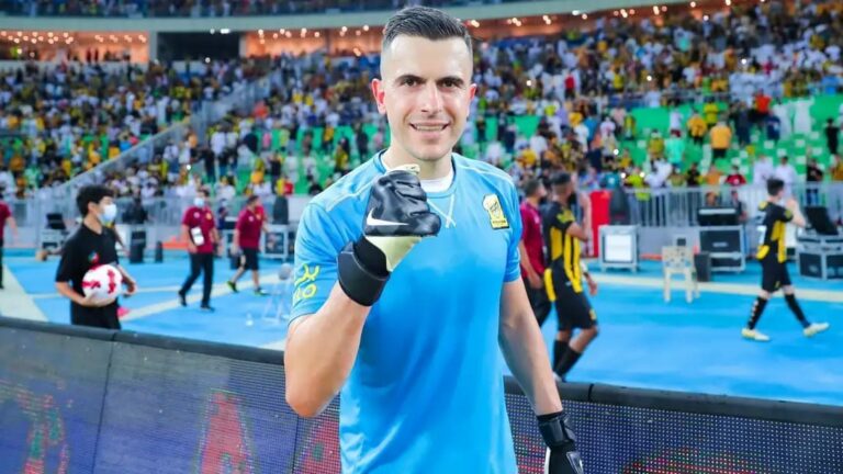 صورة.. جروهي يقضي أوقاتاً ممتعة مع عائلته بعد تتويج الاتحاد بلقب الدوري