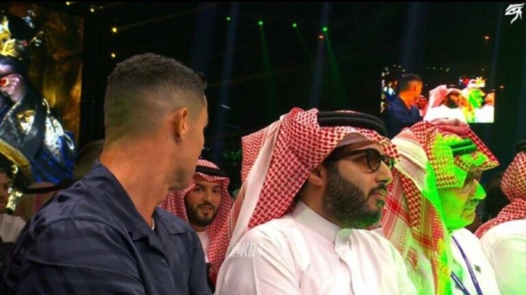 شاهد كريستيانو رونالدو ورئيس الهلال يتبادلان الحديث في حفل افتتاح موسم الرياض