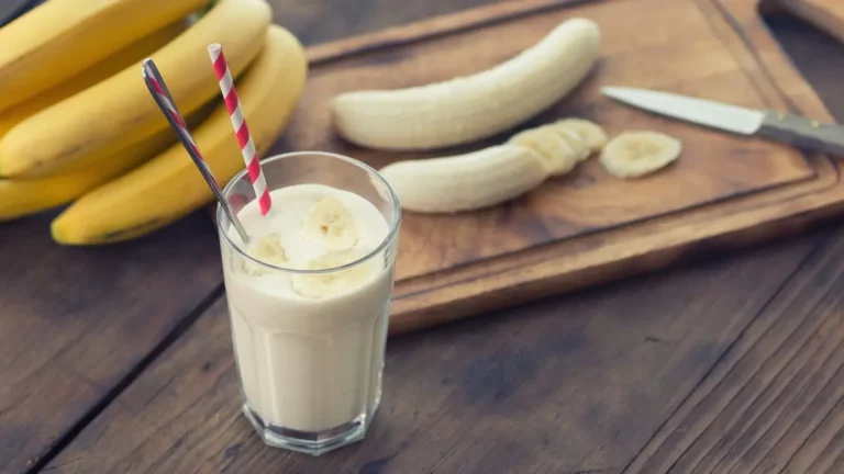 أغربها الموز والأرز.. 5 أطعمة لا ينبغي تناولها مع الماء