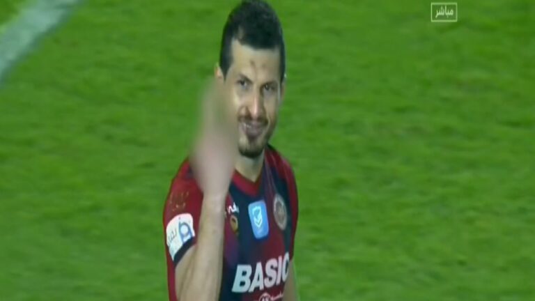 شاهد طارق حامد يخرج عن النص بإشارة خارجة في كأس الملك.. ومطالبات بـ عقوبة كبيرة وفسخ عقده