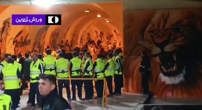 لحظة مغادرة بعثة نادي الاتحاد إيران احتجاجًا على وجود تمثال قاسم سليماني في الملعب -فيديو