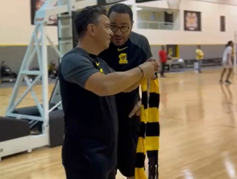 شاهد كيف استقبل جمهور نادي الاتحاد المدرب الجديد ؟