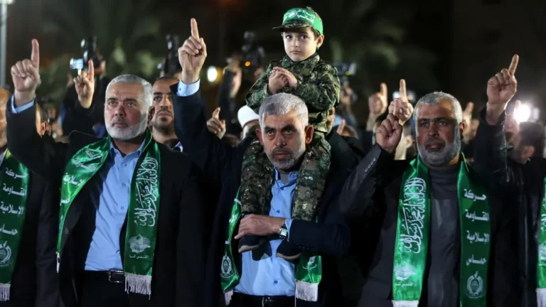 إسرائيل تتوعد قادة حماس وتداهم مكتب محمد السنوار في غزة