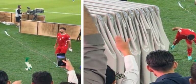 شاهد ردة فعل عمر السومة بعد رمي مشجع شال بشعار الأهلي السعودي في مباراة سوريا وكوريا الشمالية