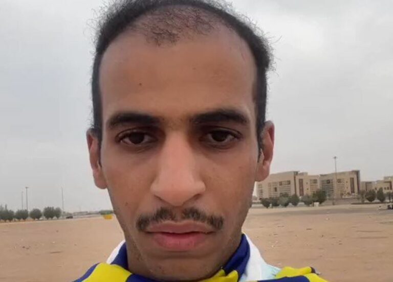 فيديو.. مشجع نصراوي يحذر ألكساندر ميتروفيتش قبل مباراة الديربي مع الهلال