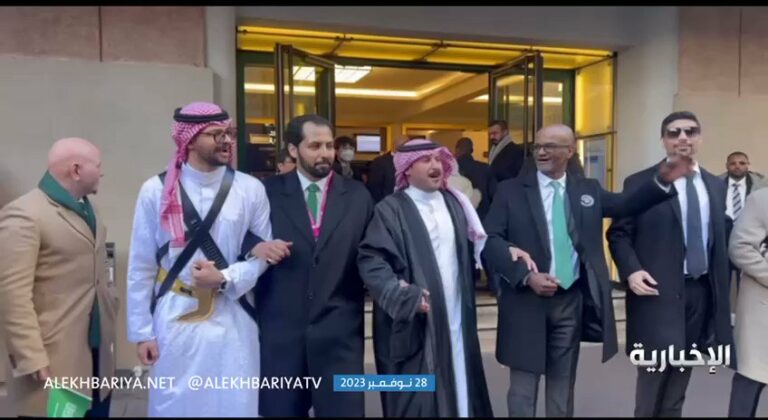 شاهد.. سعوديون يؤدون العرضة أمام مقر إكسبو في باريس