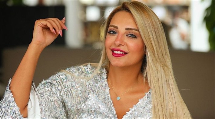 شاهد العويران يظهر مع الإعلامية مي حلمي في مباراة الشباب والاتحاد