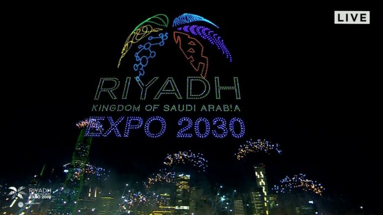 ألعاب نارية وفرحة عارمة.. شاهد المواطنون يحتفلون بفوز المملكة باستضافة إكسبو 2030 بشوارع الرياض