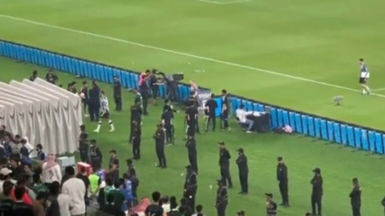 شاهد.. احتجاجات جماهير الأهلي على التحكيم تجبر مدرب الفريق على مغادرة الملعب