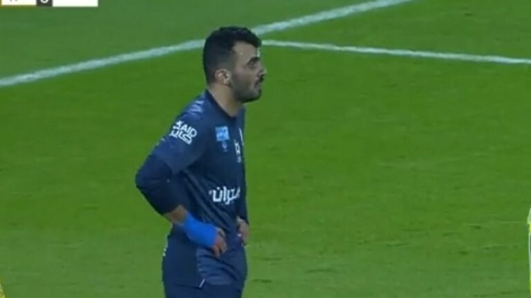 شاهد.. أخدودي يُطرد بالبطاقة الحمراء بعد مشادة مع حارس مرماه