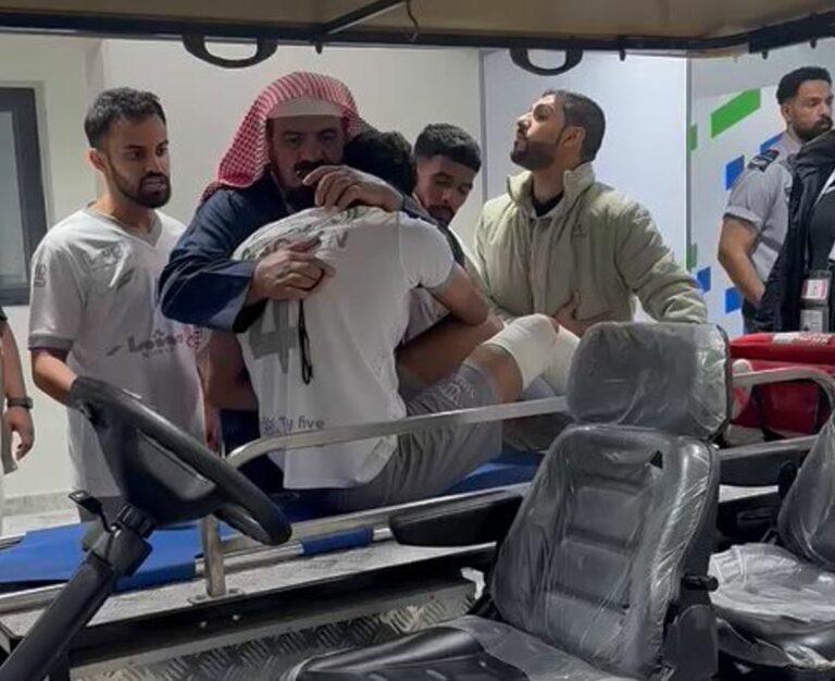 شاهد.. رئيس الطائي يواسي السلطان بعد إصابته
