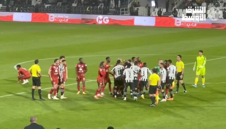 شاهد.. مشادة واشتباك بالأيدي بين لاعبي الشباب والاتفاق
