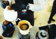 دراسة تفجر مفاجأة بشأن شرب الشاي والقهوة في منتصف العمر