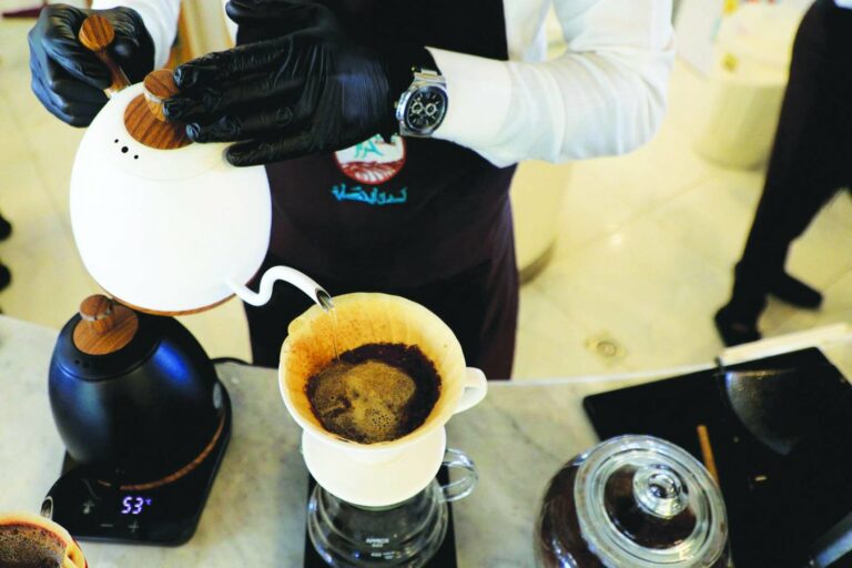 دراسة تفجر مفاجأة بشأن شرب الشاي والقهوة في منتصف العمر