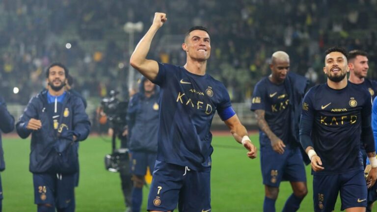 شاهد رونالدو يحتفل مع جماهير النصر بالفوز على التعاون باللغة العربية