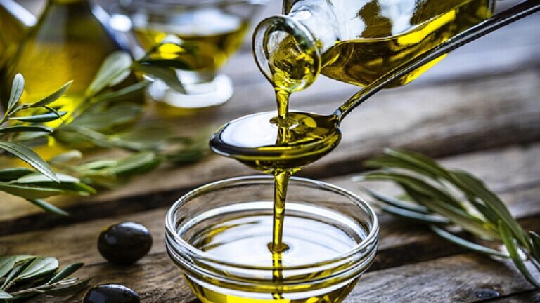 هل علب زيت الزيتون المصنوعة من الصفيح تسبب السرطان؟.. الخضيري يجيب ويحسم الجدل