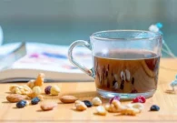 هل تناول الشاي مع المكسرات أو الكبدة يمتص الحديد الموجود فيها؟.. الخضيري يُجيب ويحسم الجدل