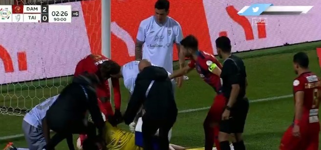 شاهد.. إغماء حارس الطائي فيكتور براغا خلال مباراة ضمك