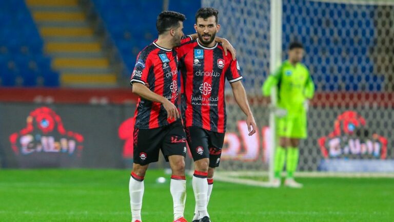 فيديو.. الرائد يفوز على الوحدة بثنائية ويعزز موقعه في الدوري
