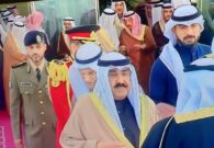 شاهد لاعب سابق في النصر يظهر خلف أمير الكويت أثناء أدائه اليمين بمجلس الأمة