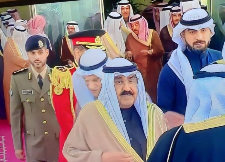 شاهد لاعب سابق في النصر يظهر خلف أمير الكويت أثناء أدائه اليمين بمجلس الأمة