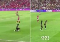 أثناء لقاء الأهلي المصري.. شاهد لاعب الاتحاد زكريا هوساوي يثير الجدل بتصرف غريب تجاه زميله فيصل الغامدي