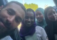 شاهد مشجعات اتحاديات يصادفن بنزيما في جدة ويلتقطن صورة معه