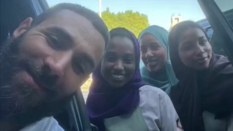 شاهد مشجعات اتحاديات يصادفن بنزيما في جدة ويلتقطن صورة معه