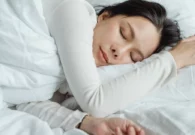 الخضيري يكشف عن مخاطر صحية لمن ينام أقل من 7 ساعات يوميا