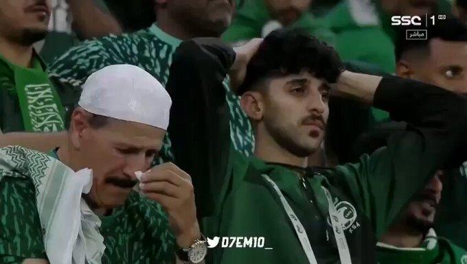 شاهد بكاء الإعلامي الرياضي إبراهيم الفريان بعد خسارة المنتخب من كوريا الجنوبية