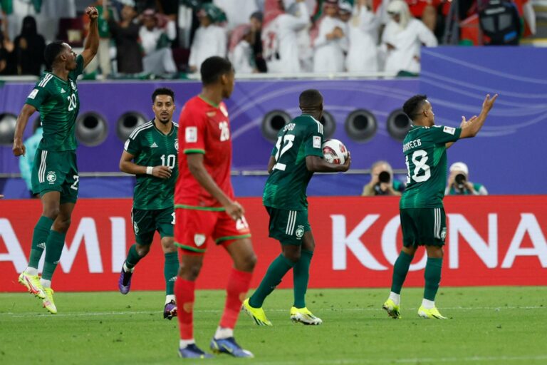 شاهد.. المنتخب السعودي يقلب تأخره أمام عمان ويفوز 2-1 في كأس آسيا
