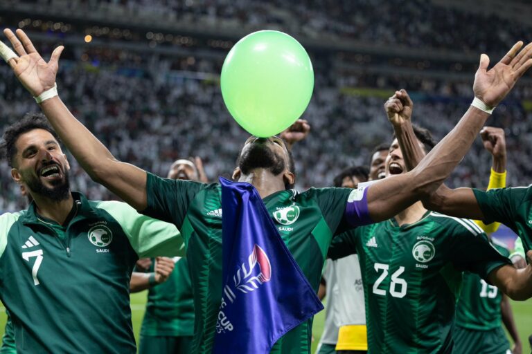 شاهد البليهي أفضل لاعب في المباراة يحتفل بالبالون.. ويوجه رسالة للسعوديين