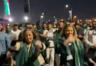 شاهد مشجعات أجنبيات يحتفلن مع جماهير الأخضر بالفوز على عمان