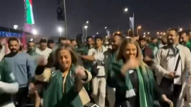 شاهد مشجعات أجنبيات يحتفلن مع جماهير الأخضر بالفوز على عمان