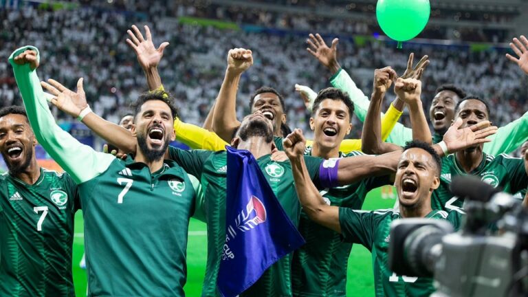 شاهد لاعبو الأخضر يحتفلون مع الجماهير بعد الفوز على عمان .. والمدرجات تشتعل