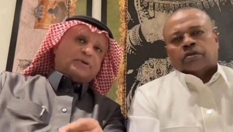 شاهد الصرامي والعويران يعلقان على تقديم إعلاميين تيشرت الهلال لخالد الجاسم في برنامج الجاسم