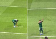 مشجع يلقى جواله على أرضية الملعب لإلتقاط صورة مع البليهي.. شاهد ردة فعل اللاعب