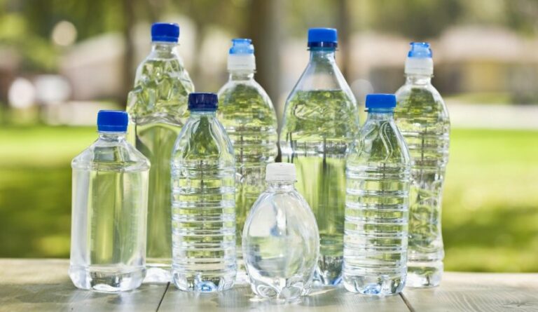 دراسة تحذر من مخاطر شرب المياة المعبأة في بلاستيك.. والغذاء والدواء ترد