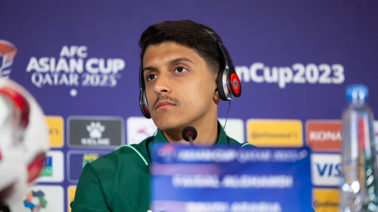 بالفيديو: مانشيني يمنع الغامدي من الرد على سؤال بشأن أزمة بنزيما مع الاتحاد