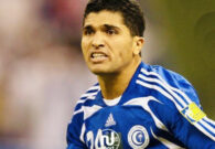 شاهد طارق التائب يطبع تيشيرت خاص بالهلال في أحدث ظهور له