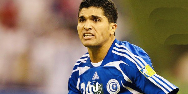 شاهد طارق التائب يطبع تيشيرت خاص بالهلال في أحدث ظهور له