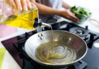 خبيرة تغذية تحذر من نوعين من زيوت الطهي.. وتكشف الأسباب