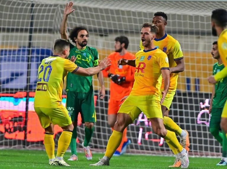 تعادل مثير بين الحزم والخليج في دوري روشن للمحترفين