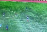 فيديو.. لحظة وفاة لاعب كرة قدم إثر صاعقة رعدية خلال مباراة