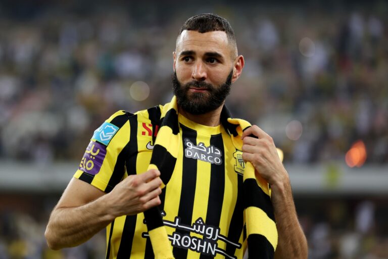 بنزيما يثير الجدل حول مستقبله مع الاتحاد بعد تصرف غريب